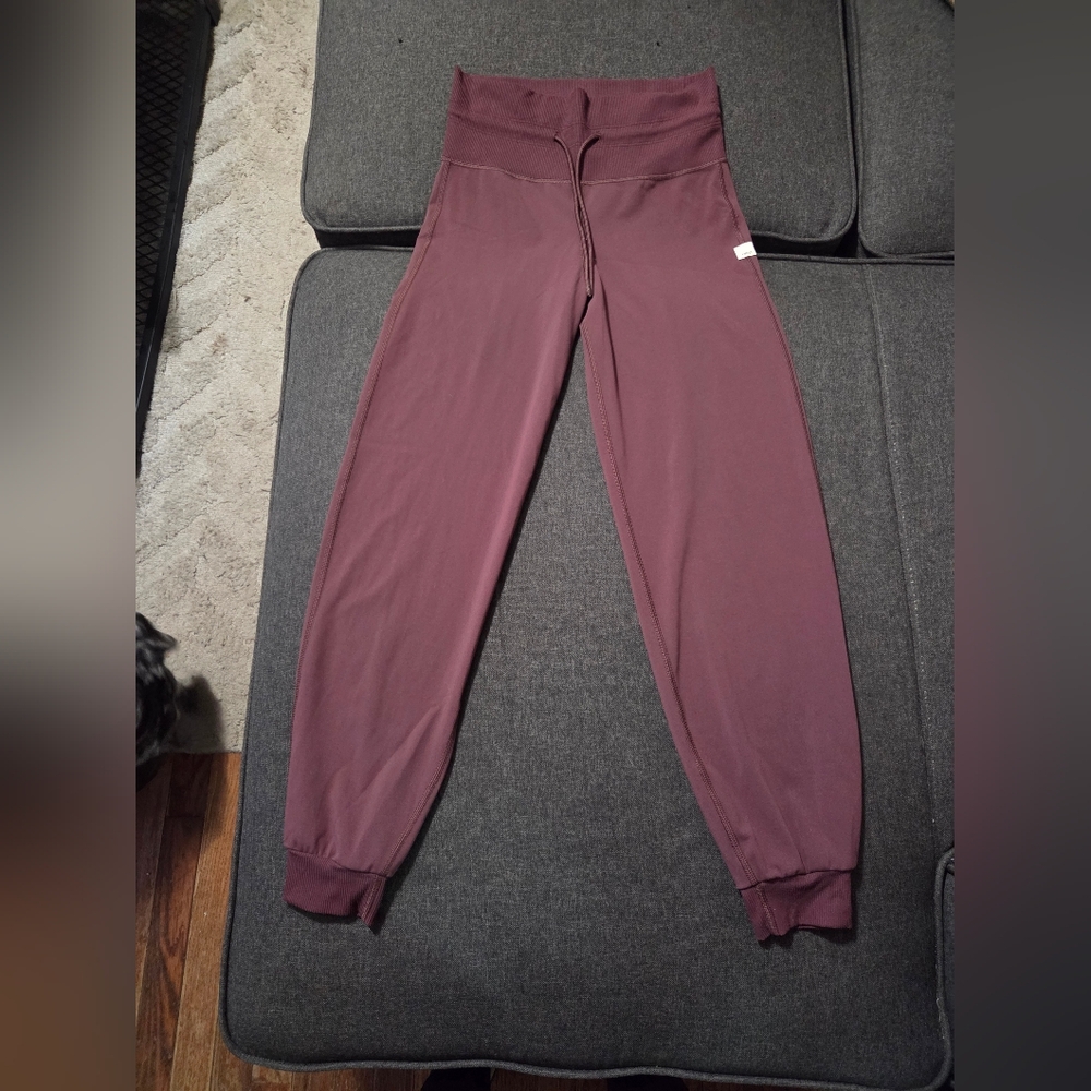 Vuori Women's Track Pants in Plum
